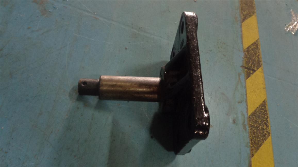 Bracket-steering intermediate rocker arm